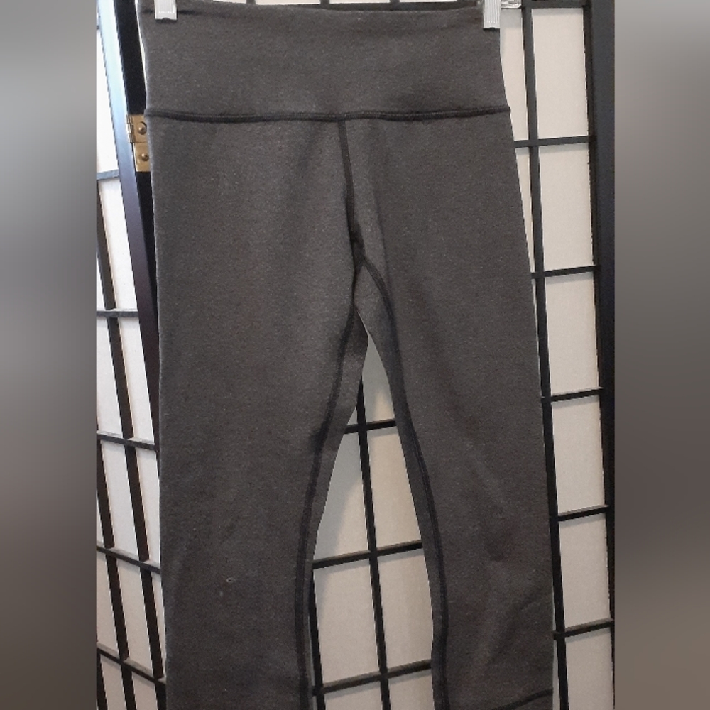 Lululemon Gray Capri Athletic Leggings size 4 (small hole on front)